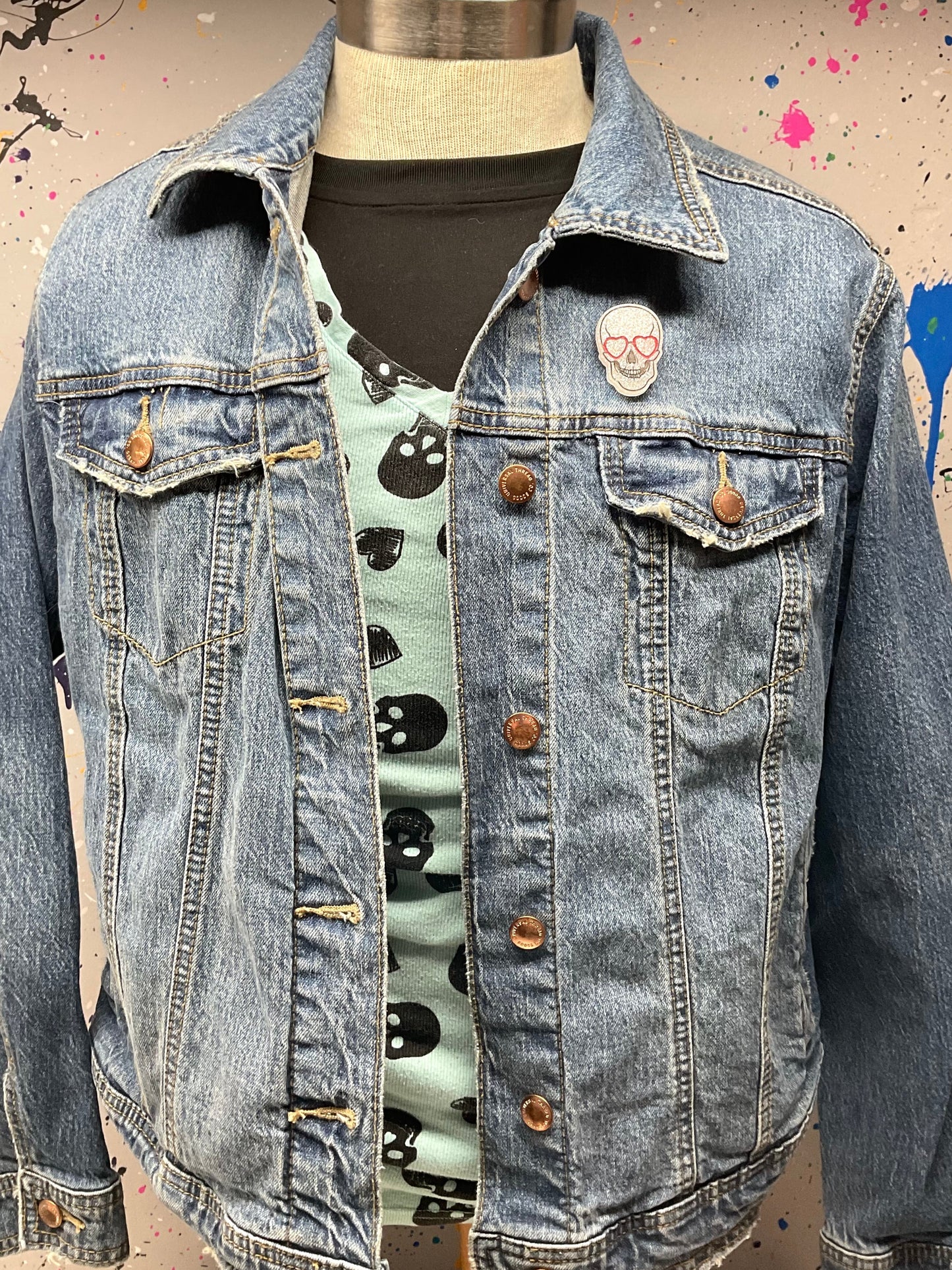 White Skull Pin with Heart Eye Glasses